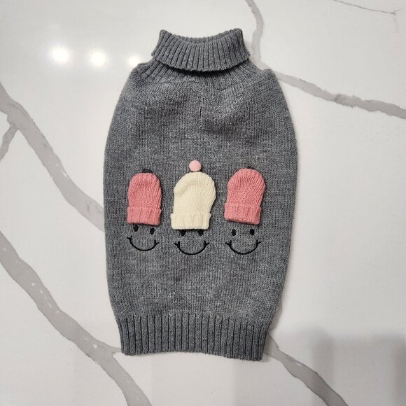 GRAY DOG SWEATER WITH WINTER HATS - Picture 1 of 2
